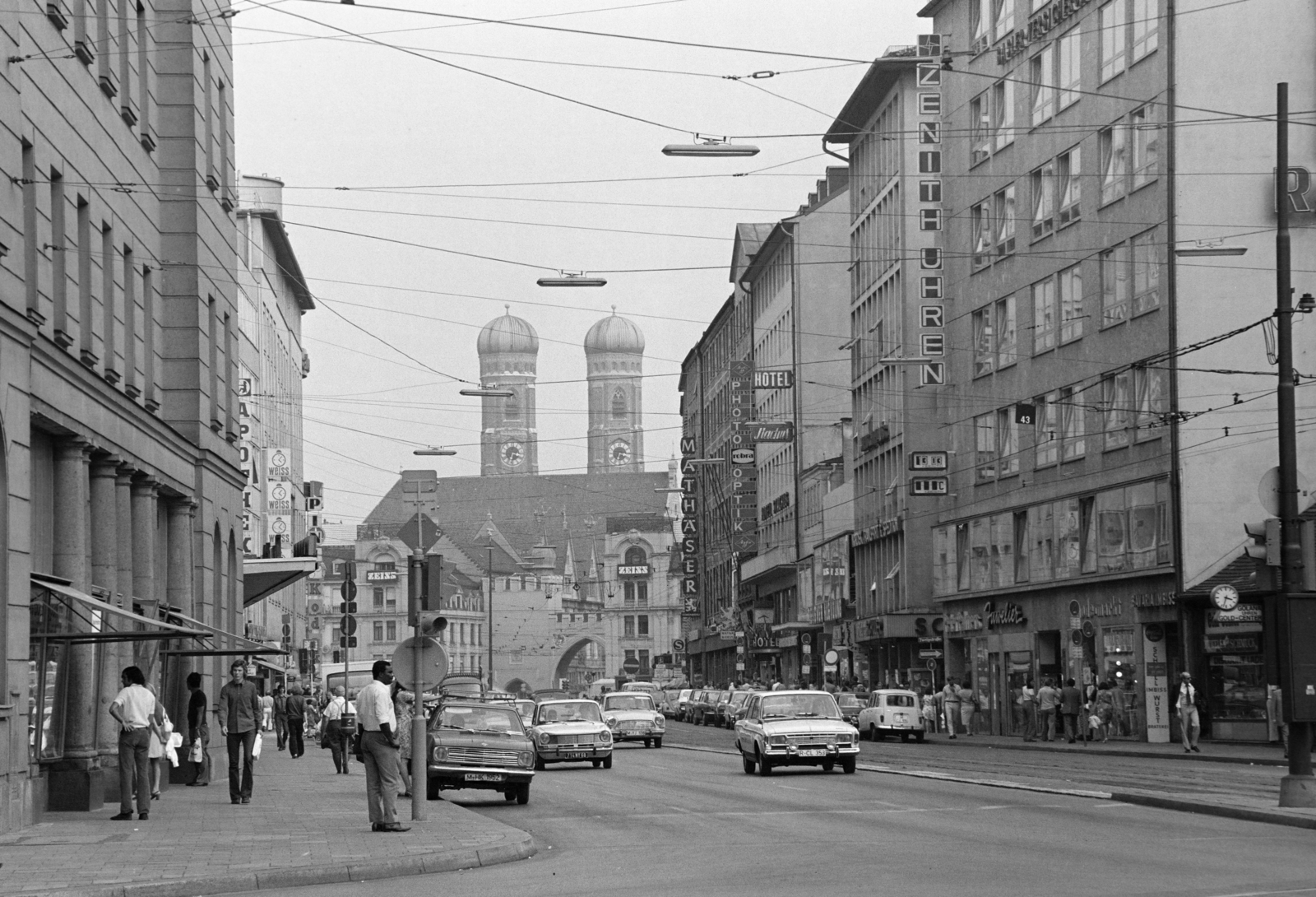 Germany, Munich, Karlsplatz, középen a Karlstor, háttérben a Miasszonyunk-templom (Frauenkirche) tornyai., 1976, Jakab Antal, Fortepan #210678