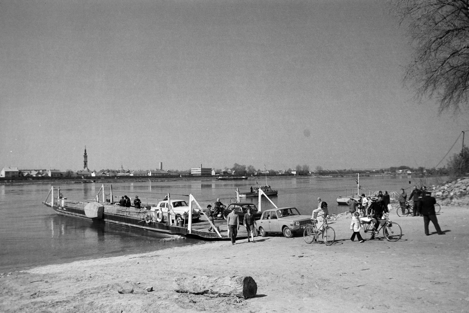 Magyarország, Mohács, Mohácsi-sziget, Újmohács városrész. Duna-part, kompkitötő, a túlparton a Görögkeleti szerb templom látszik., 1976, Jakab Antal, Fortepan #210685