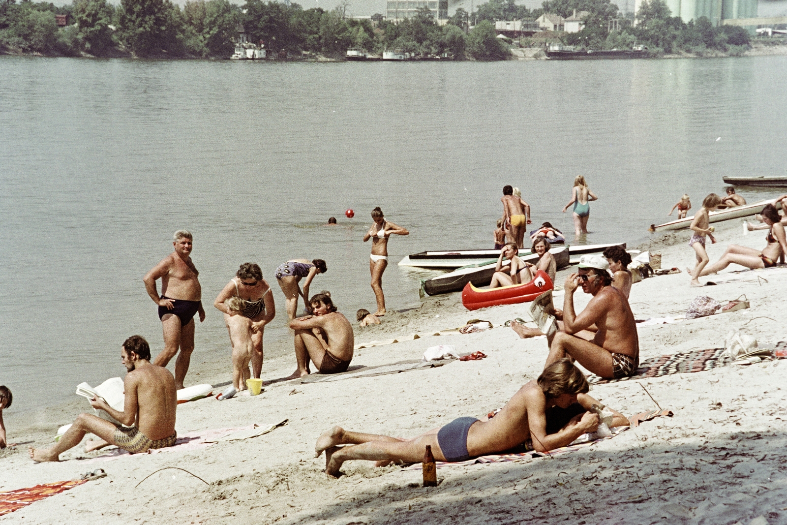 Hungary, Mohács, Mohácsi-sziget, Újmohács városrész, Duna-parti szabadstrand., 1977, Jakab Antal, colorful, Fortepan #210691
