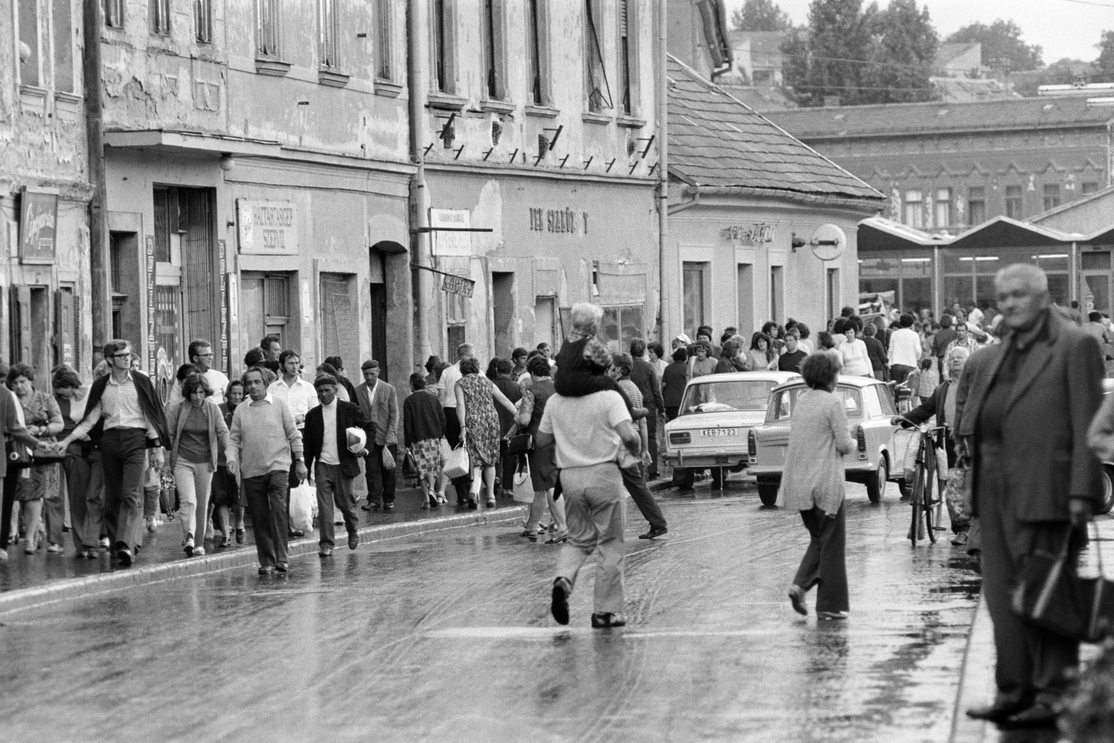 Hungary, Eger, Zalár József utca, szemben a piac., 1977, Jakab Antal, mass, bicycle, Fortepan #210692