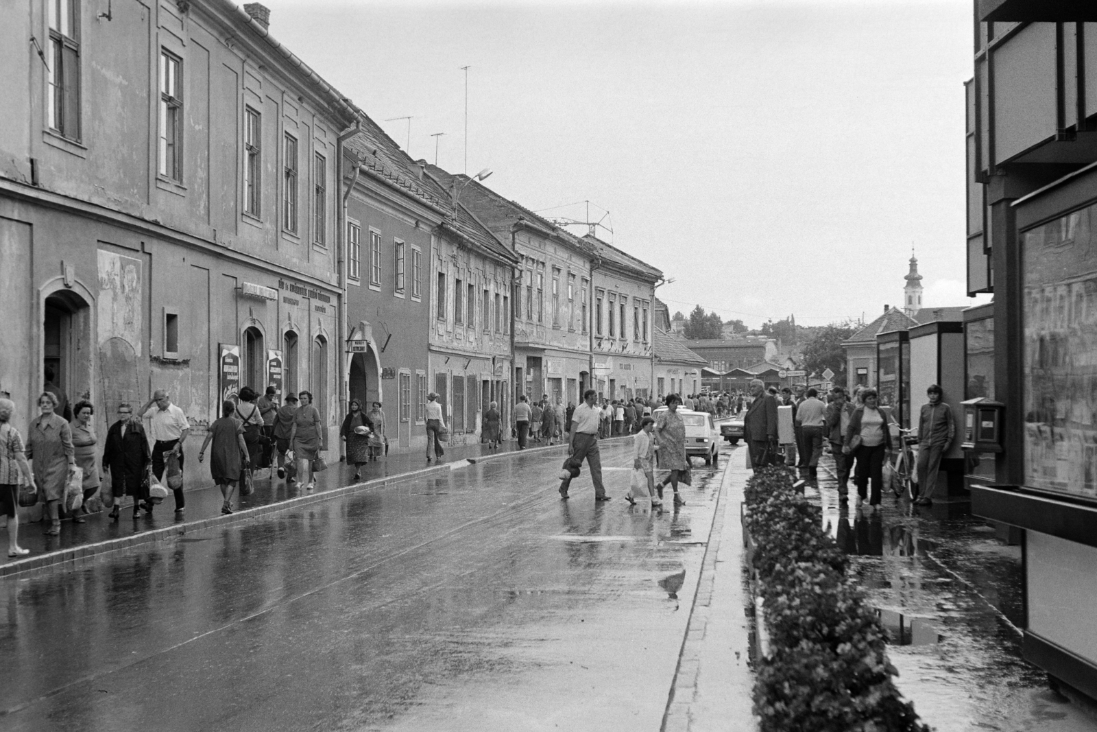 Hungary, Eger, Zalár József utca a Centrum Áruház mellett, szemben a Szent Miklós Görögkeleti Szerb (Rác) templom tornya., 1977, Jakab Antal, Fortepan #210693