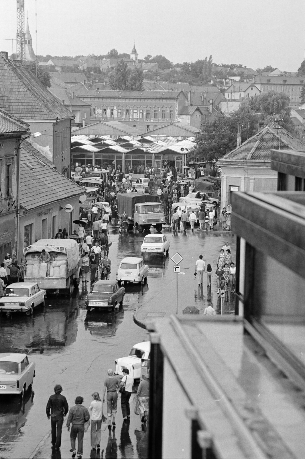 Hungary, Eger, kilátás a Dobó István téri Centrum Áruházról a Zalár József utcára és a piacra., 1977, Jakab Antal, Fortepan #210699