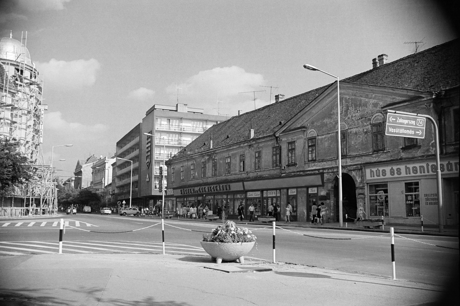 Hungary, Nagykanizsa, Erzsébet (Szabadság) tér, balra a Centrál Hotel, jobbra a Vasemberház., 1977, Jakab Antal, Fortepan #210706