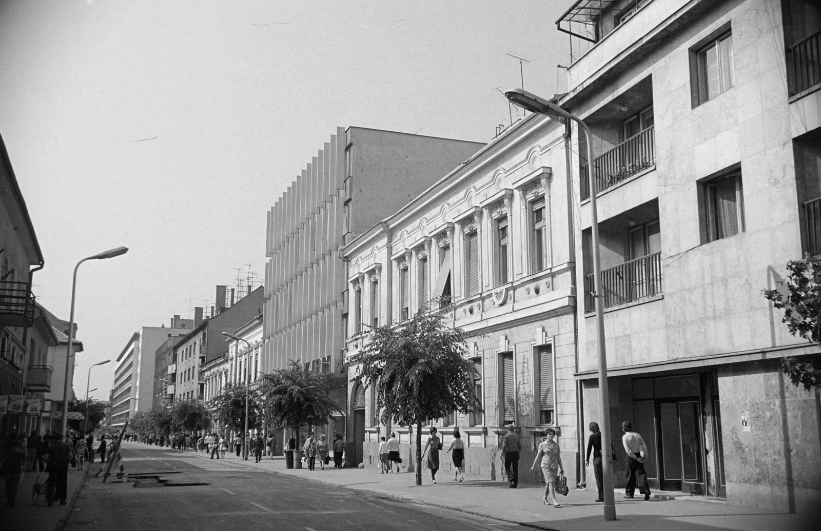Hungary, Zalaegerszeg, a Kossuth Lajos utca a 3-as számú háztól a Kisfaludy Sándor utca felé fényképezve., 1977, Jakab Antal, Fortepan #210707