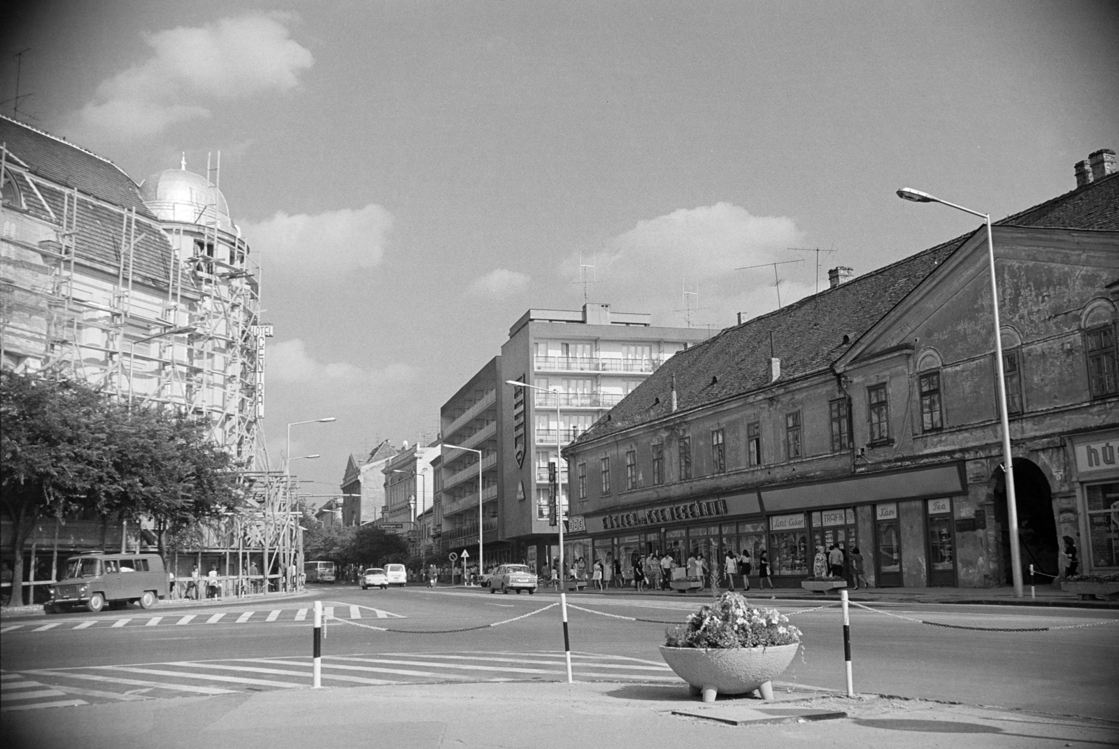 Hungary, Nagykanizsa, Erzsébet (Szabadság) tér, balra a Centrál Hotel, jobbra a Vasemberház., 1977, Jakab Antal, Fortepan #210709