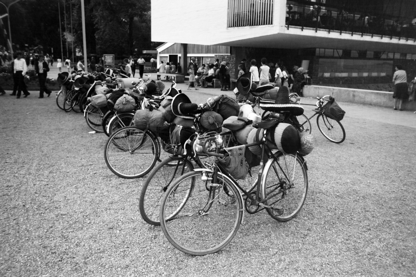 Magyarország,Balaton, Badacsony, Badacsonytomaj, a felvétel a hajóállomásnál, a Tátika étterem mellett készült., 1978, Jakab Antal, kirándulás, kerékpár, országúti kerékpár, turistafelszerelés, Fortepan #210735