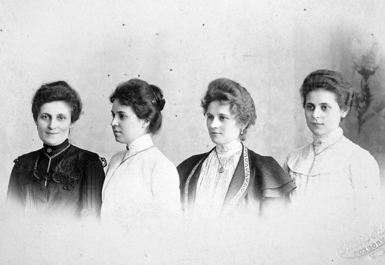 Szlovákia, Pozsony, 1903, Del Medico Imre, divat, csoportkép, nők, műterem, kabinetkép, fényképész jelzése, Fortepan #21074