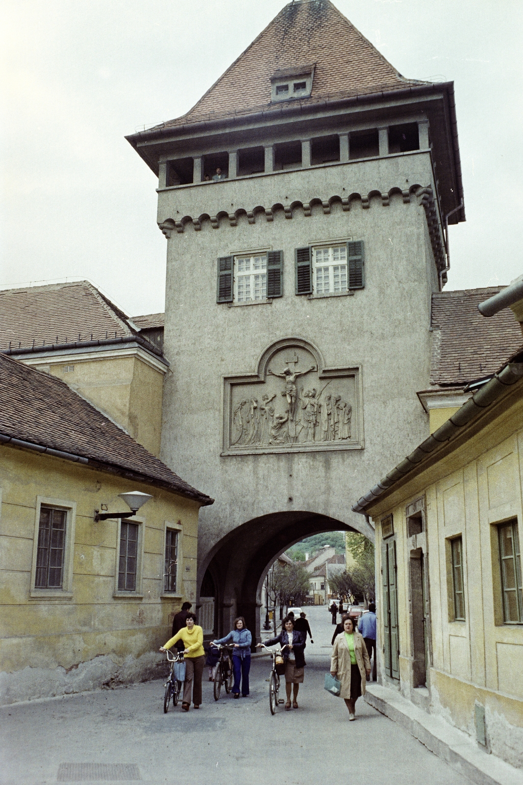 Magyarország, Kőszeg, Városház utca, Hősök kapuja., 1979, Jakab Antal, színes, kaputorony, dombormű, Fortepan #210763