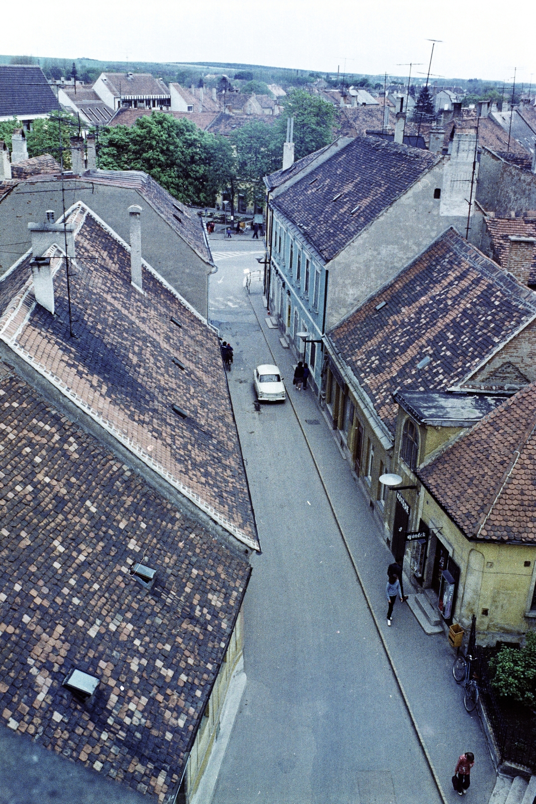 Magyarország, Kőszeg, kilátás Hősök kapujából a Városház utca felé, háttérben a Fő (Köztársaság) tér., 1979, Jakab Antal, színes, Fortepan #210764
