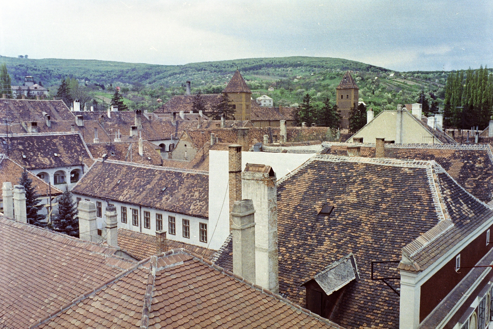 Magyarország, Kőszeg, kilátás Hősök kapujából a Jurisics-vár felé, az előtérben a Városháza., 1979, Jakab Antal, vár, színes, Fortepan #210765