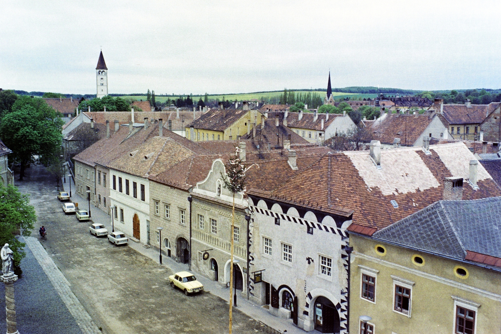 Magyarország, Kőszeg, kilátás a Hősök kapujából a Jurisics térre. Távolabb az evangélikus templom harangtornya látható., 1979, Jakab Antal, harangtorony, színes, Fortepan #210767