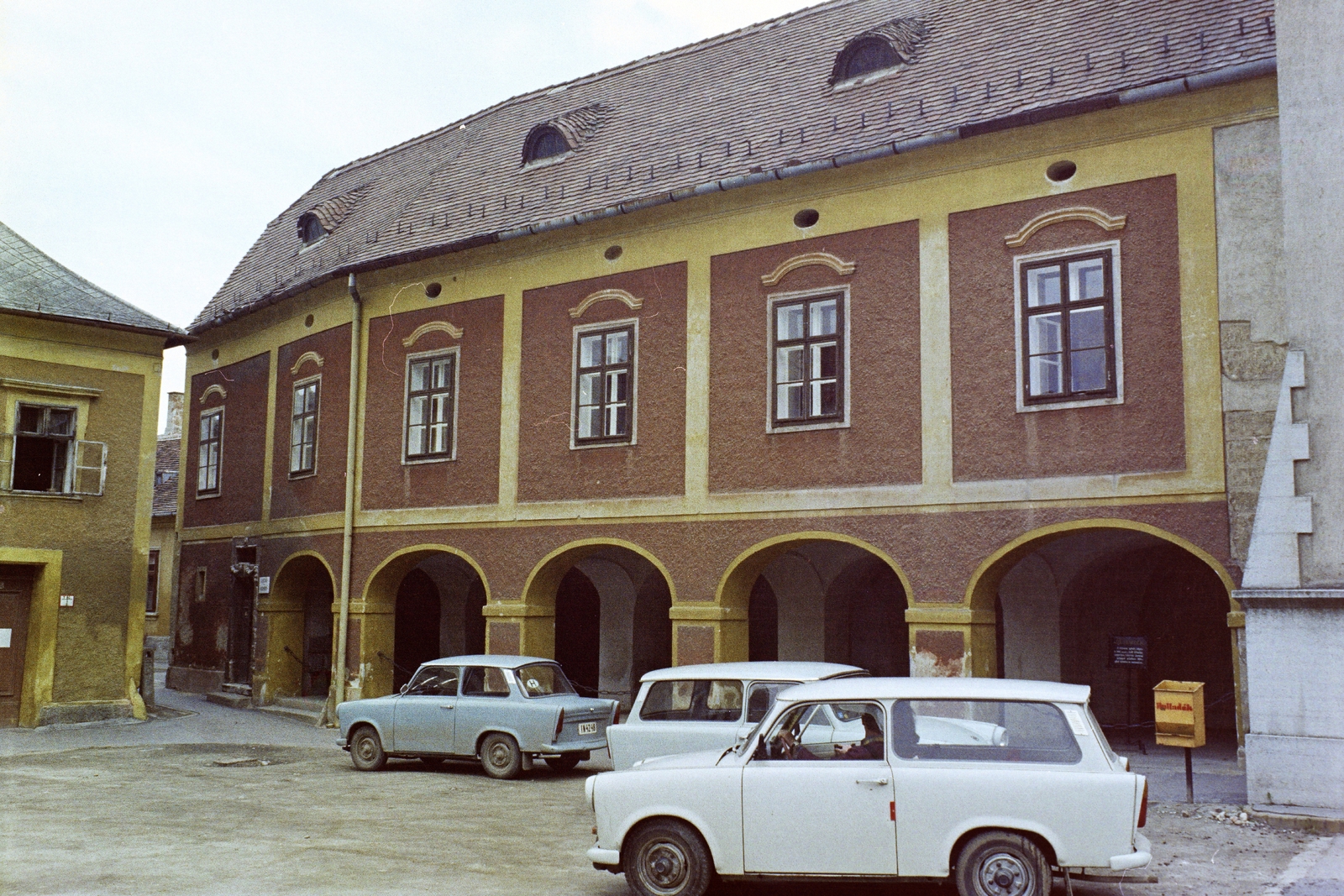 Magyarország, Kőszeg, Jurisics tér, szemben a 2-es számú épület, a Lábasház-Levéltár (eredetileg táncterem, majd lakóház, ezt követően a mai levéltári épülete). Balra a Kelcz-Adelffy utca., 1979, Jakab Antal, színes, árkád, Trabant 601, szemetes, Fortepan #210768