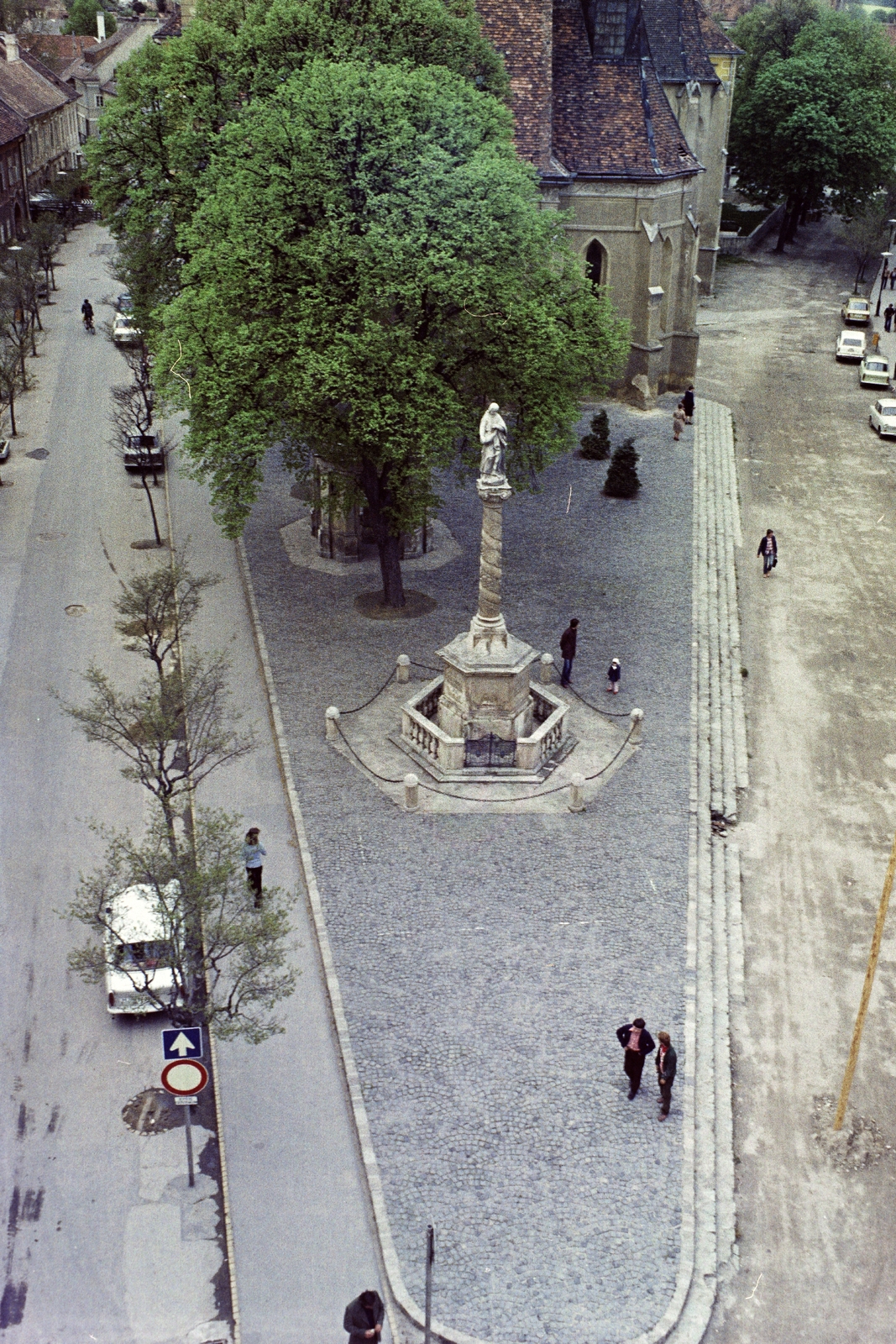 Magyarország, Kőszeg, kilátás a Hősök kapujából a Jurisics térre, Szent Imre-templom, előtte a Mária-oszlop., 1979, Jakab Antal, színes, Fortepan #210771