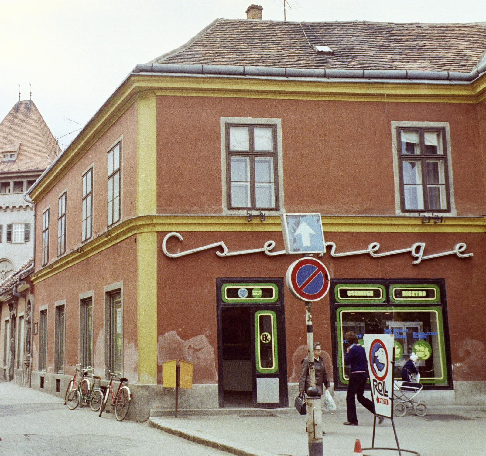 Magyarország, Kőszeg, Fő (Köztársaság) tér, balra a háttérben a Hősök kapuja., 1979, Jakab Antal, színes, Fortepan #210773