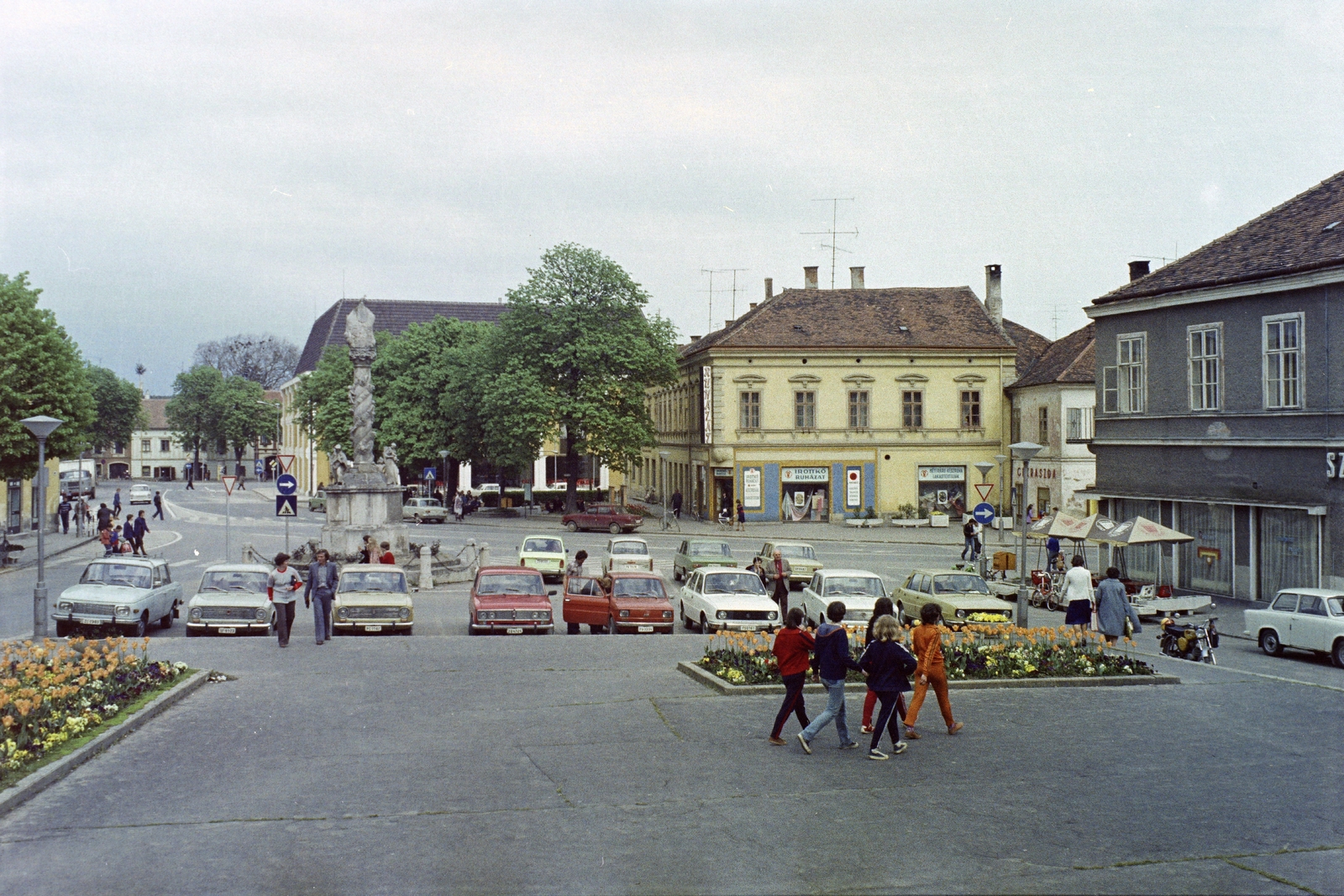 Magyarország, Kőszeg, Fő (Köztársaság) tér, Szentháromság-szobor., 1979, Jakab Antal, színes, Fortepan #210774