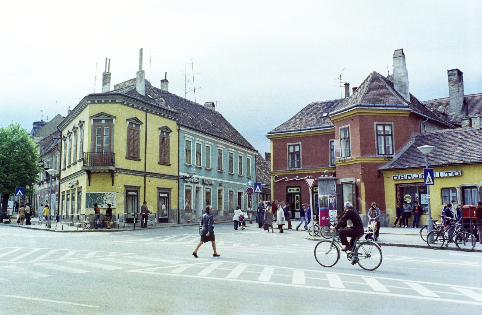 Magyarország, Kőszeg, Fő (Köztársaság) tér, szemben a Városház utca., 1979, Jakab Antal, kerékpár, színes, Fortepan #210776