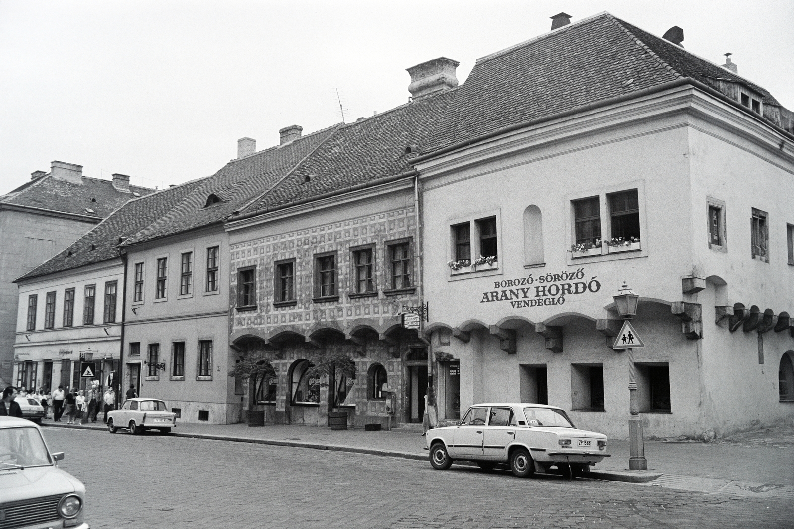 Magyarország, budai Vár, Budapest I., Tárnok utca, jobbra a 16-os számú házban, az Anna utca sarkán, az Arany Hordó vendéglő, mellette a Tárnok eszpresszó., 1980, Jakab Antal, rendszám, Budapest, Fortepan #210783