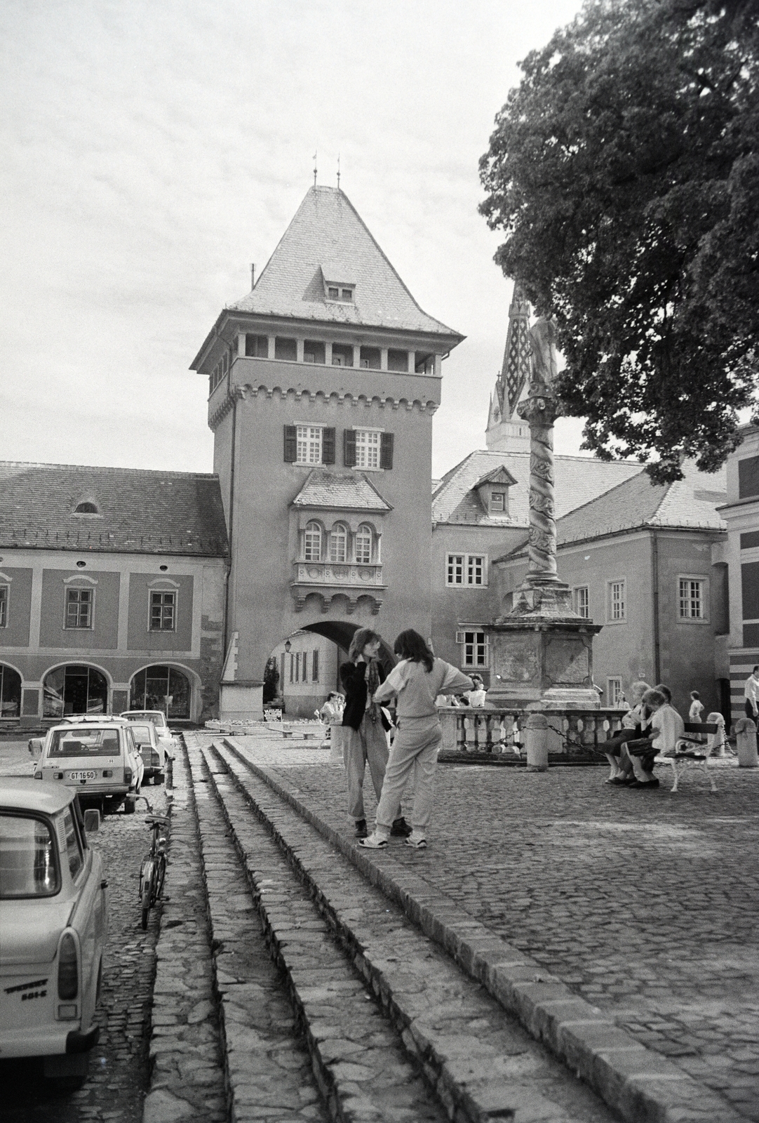 Hungary, Kőszeg, Jurisics tér, a Mária-oszlop és a Hősök kapuja, távolabb takarva a Jézus Szíve-templom tornya látható., 1989, Jakab Antal, gate tower, Fortepan #210793