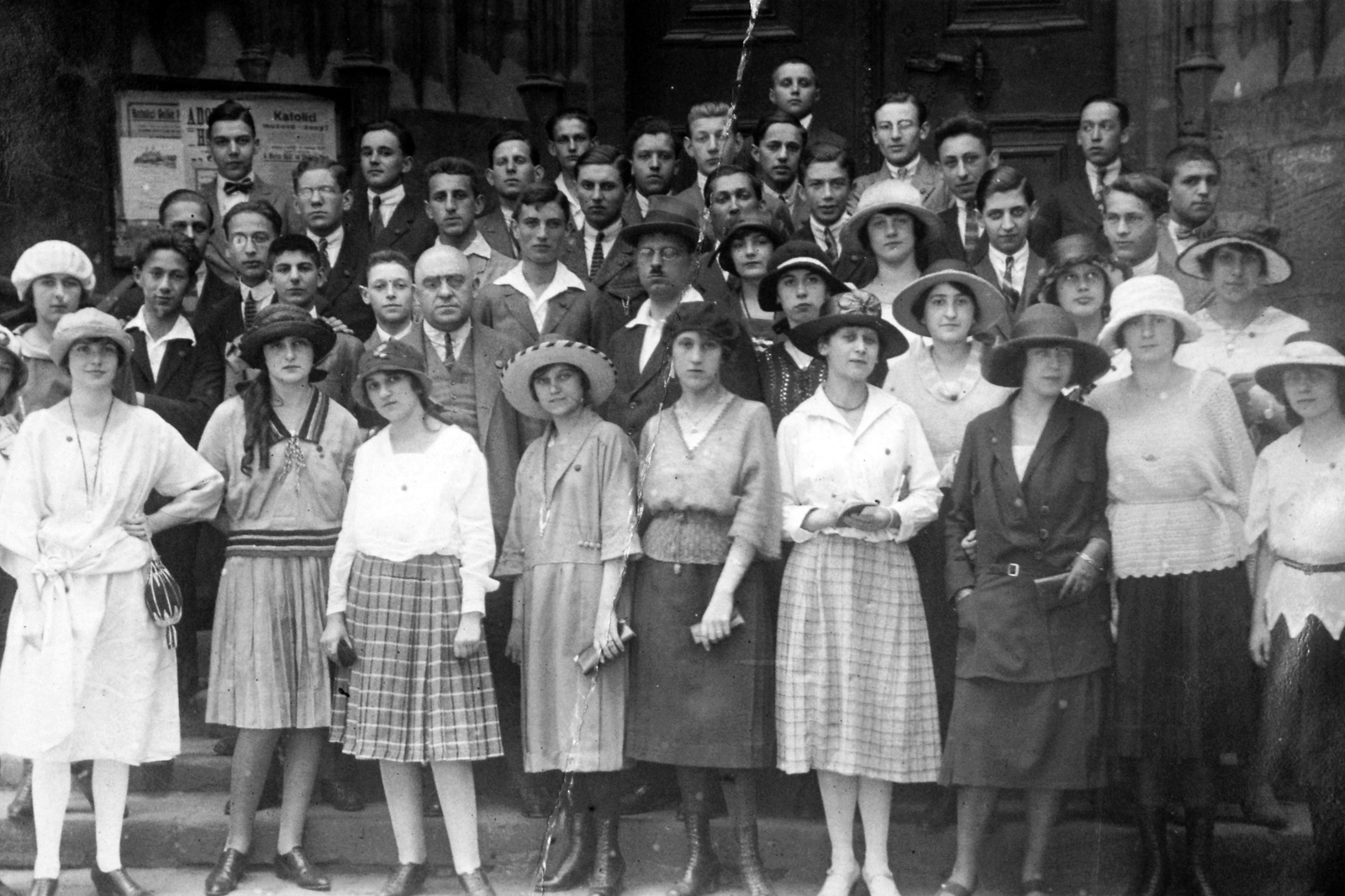 Czech Republik, Prague, a Týn-templom északi kapuja., 1929, Del Medico Imre, Czechoslovakia, hat, tableau, women, men, Fortepan #21081