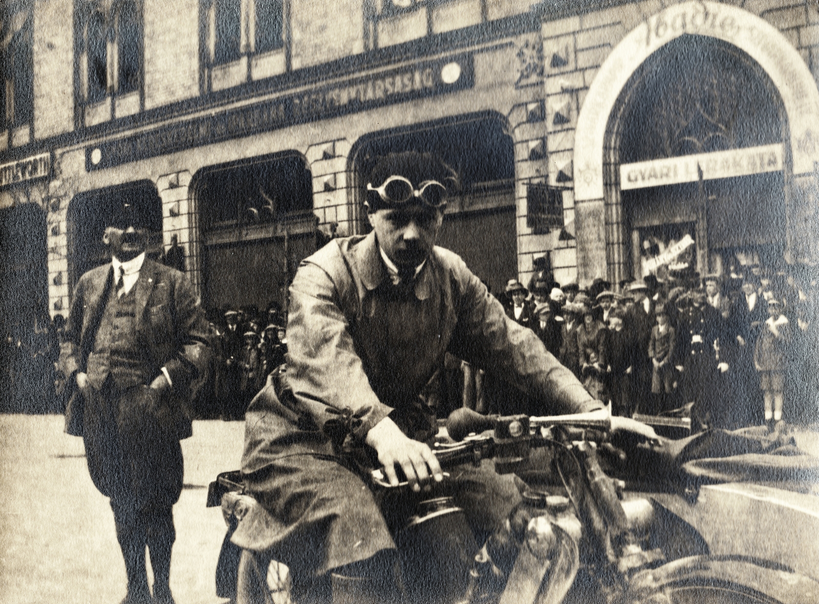 Magyarország, Győr, Városház (Gróf Tisza István) tér, a Filius túraút motorkerékpáros résztvevői a célnál. A felvétel a mára elbontott 5-ös számú épület, a Weöres-palota előtt készült. Az egykori Kisfaludy kávéház helyén ekkor a Hofherr-Schrantz-Clayton-Shuttleworth Magyar Gépgyári Művek Rt. Dunántúli fiókja működött., 1925, Kieselbach Tamás, oldalkocsis motorkerékpár, duda, motoros szemüveg, zsebredugott kéz, Fortepan #210820