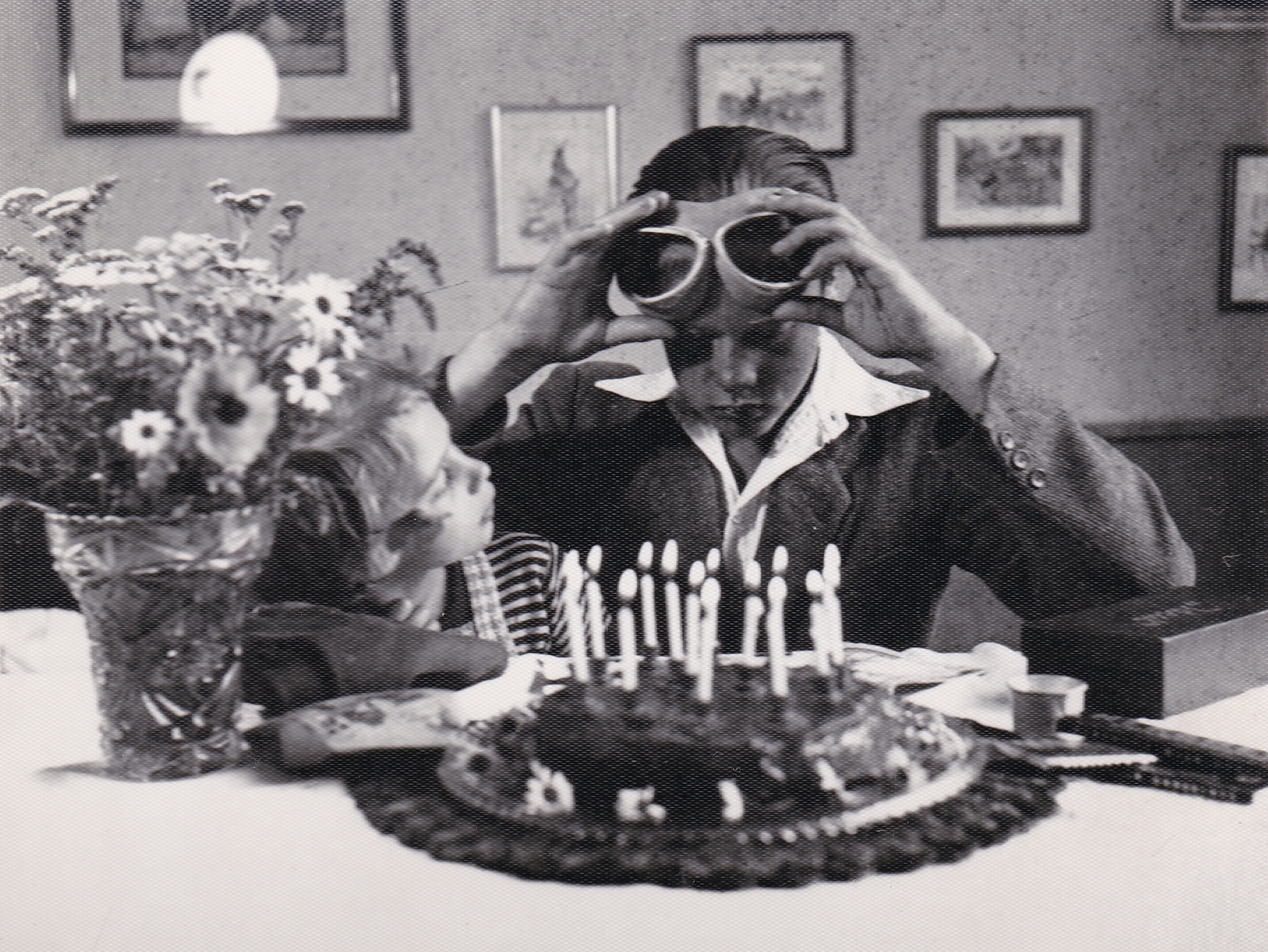 Hungary, Budapest II., a felvétel a Riadó utca 2/a szám alatti villában születésnapi ünnepségkor készült., 1946, Kieselbach Tamás, cake, flower, vase, birthday celebration, candle, Budapest, Fortepan #210865