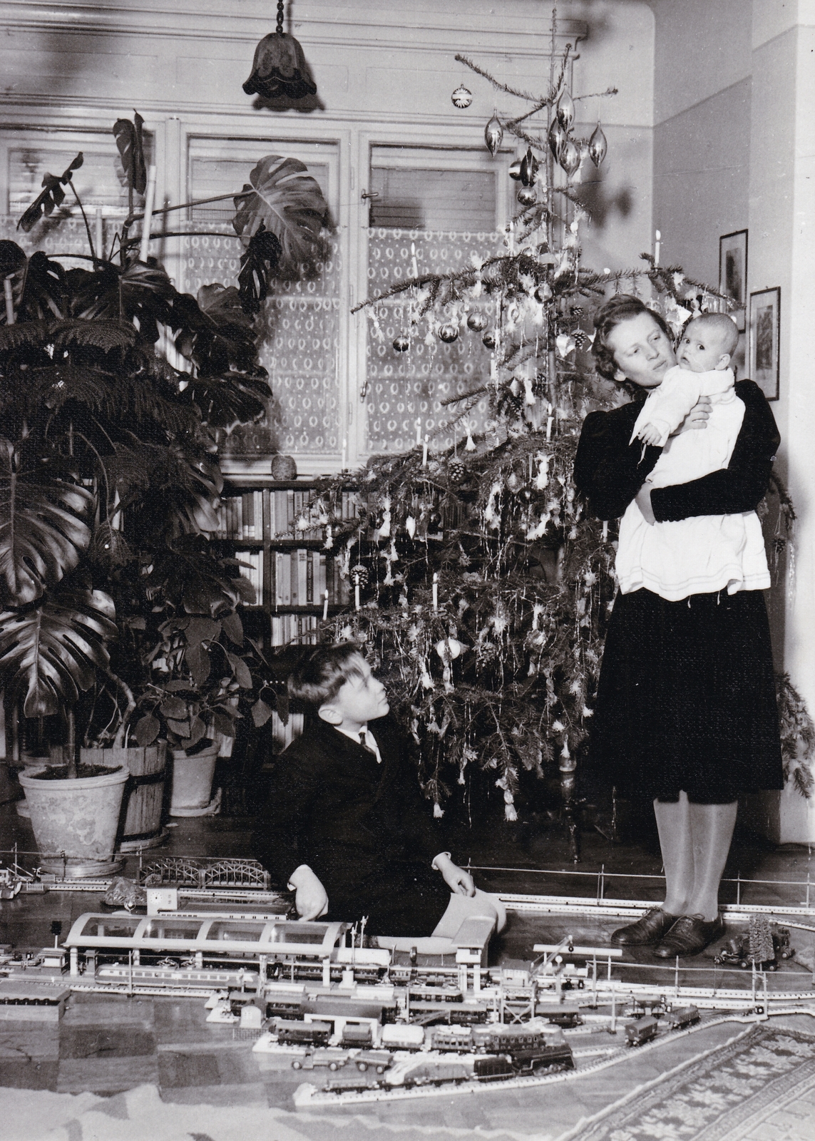 Hungary, Budapest II., a felvétel a Riadó utca 2/a szám alatti villában karácsonykor készült., 1942, Kieselbach Tamás, Christmas, toy train, Budapest, Fortepan #210867