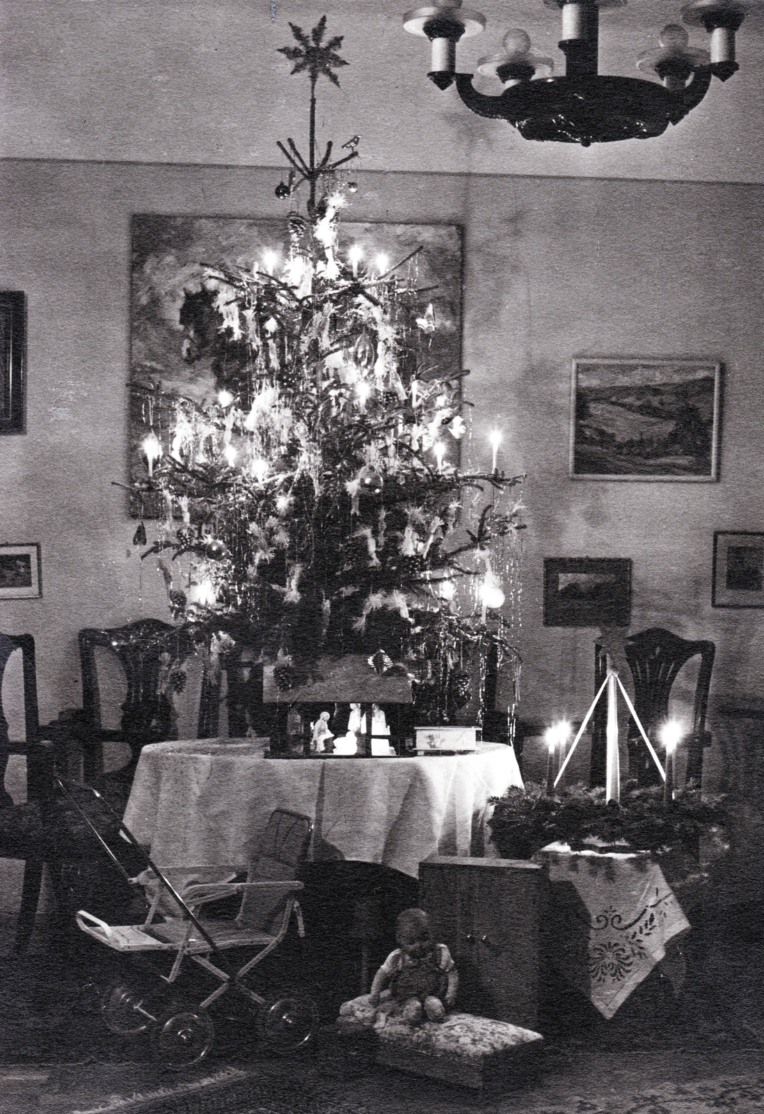 Magyarország, Budapest II., a felvétel a Riadó utca 2/a szám alatti villában karácsonykor készült., 1947, Kieselbach Tamás, karácsony, karácsonyfa, játék baba, csillár, betlehem, babakocsi, adventi koszorú, Budapest, Fortepan #210868