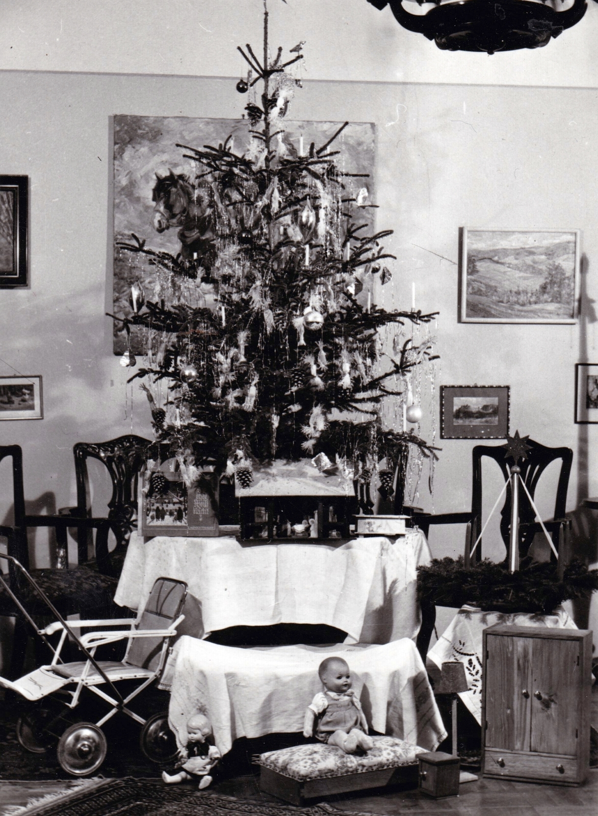 Magyarország, Budapest II., a felvétel a Riadó utca 2/a szám alatti villában karácsonykor készült., 1947, Kieselbach Tamás, karácsonyfa, babakocsi, festmény, játék baba, betlehem, adventi koszorú, Budapest, Fortepan #210869