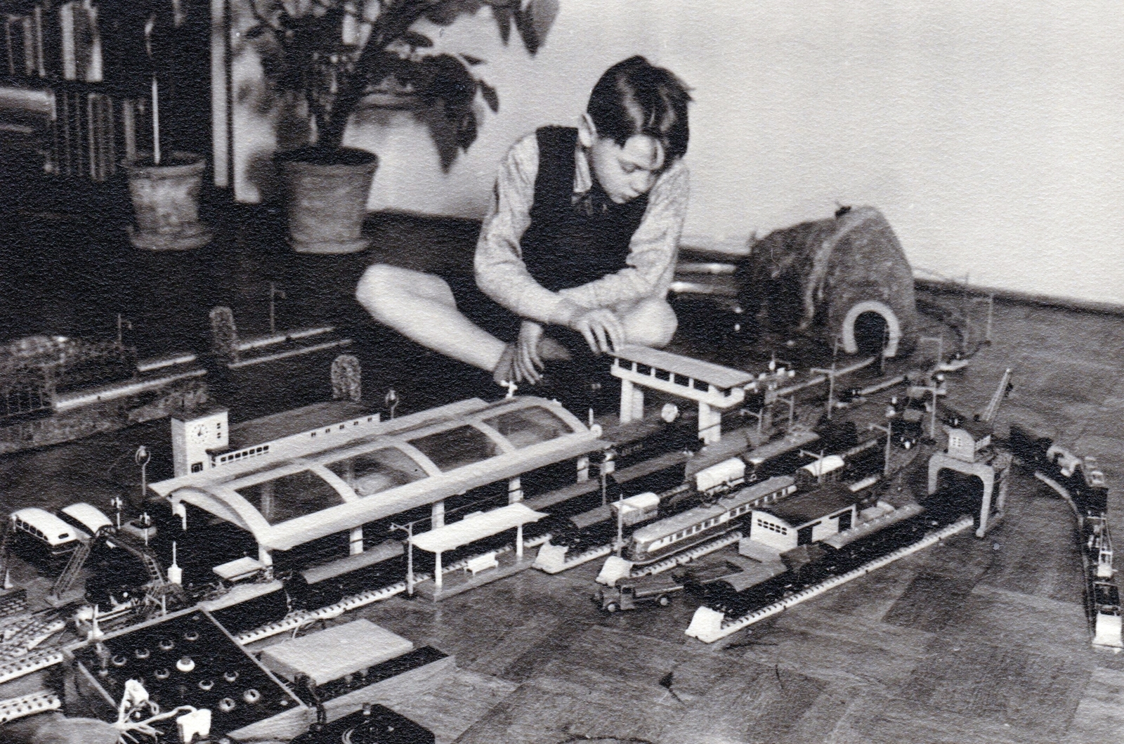 Magyarország, Budapest II., a felvétel a Riadó utca 2/a szám alatti villában készült., 1943, Kieselbach Tamás, vasútmodell, vasútállomás, Budapest, Fortepan #210885