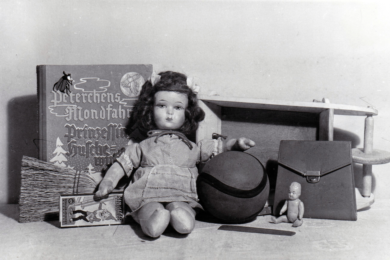 Hungary, Budapest II., Pasaréti út 16., 1952, Kieselbach Tamás, Budapest, broom, toy doll, ball, storybook, handbag, Fortepan #210886