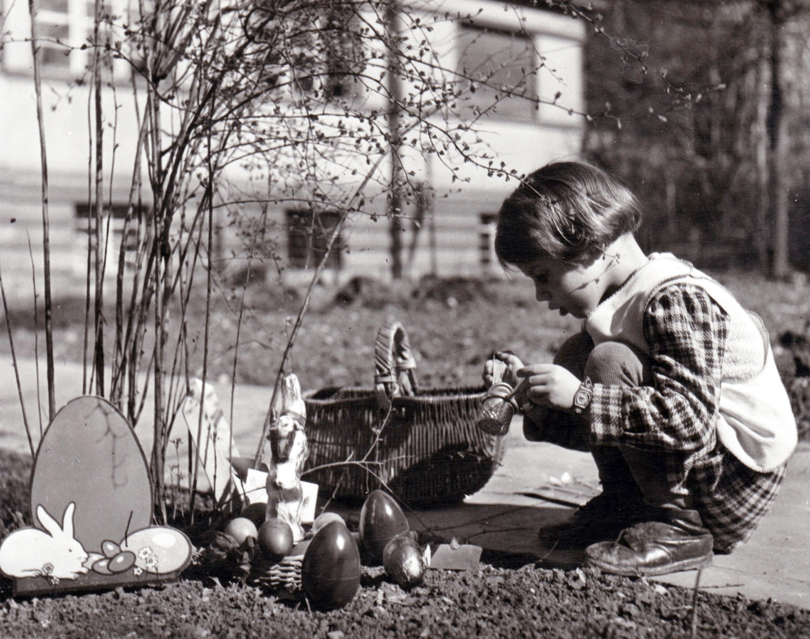 Hungary, Budapest II., a felvétel a Riadó utca 2/a szám alatti ház udvarán húsvétkor készült., 1946, Kieselbach Tamás, Easter egg, Easter, girl, checked dress, Budapest, Fortepan #210892