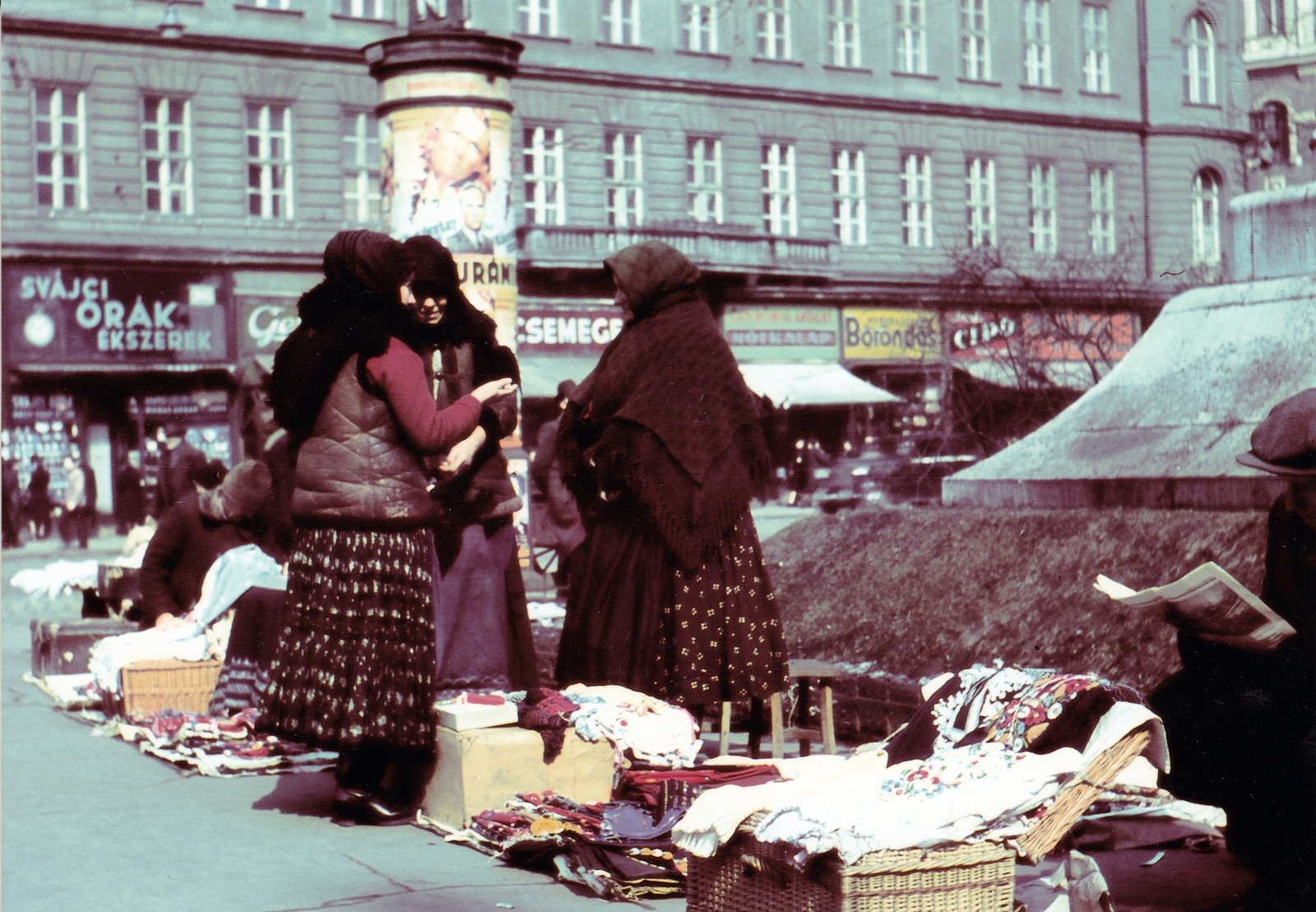 Magyarország, Budapest VIII.,Budapest VII., Blaha Lujza tér, szemben a Rákóczi út 42. számú ház az Akácfa utca sarkán. Előtérben kézimunkaárusok kirakodóvására, tőlük jobbra Tinódi Lantos Sebestyén szobrának talapzata.
, 1936, Danassy Károly, színes, Budapest, Fortepan #210900