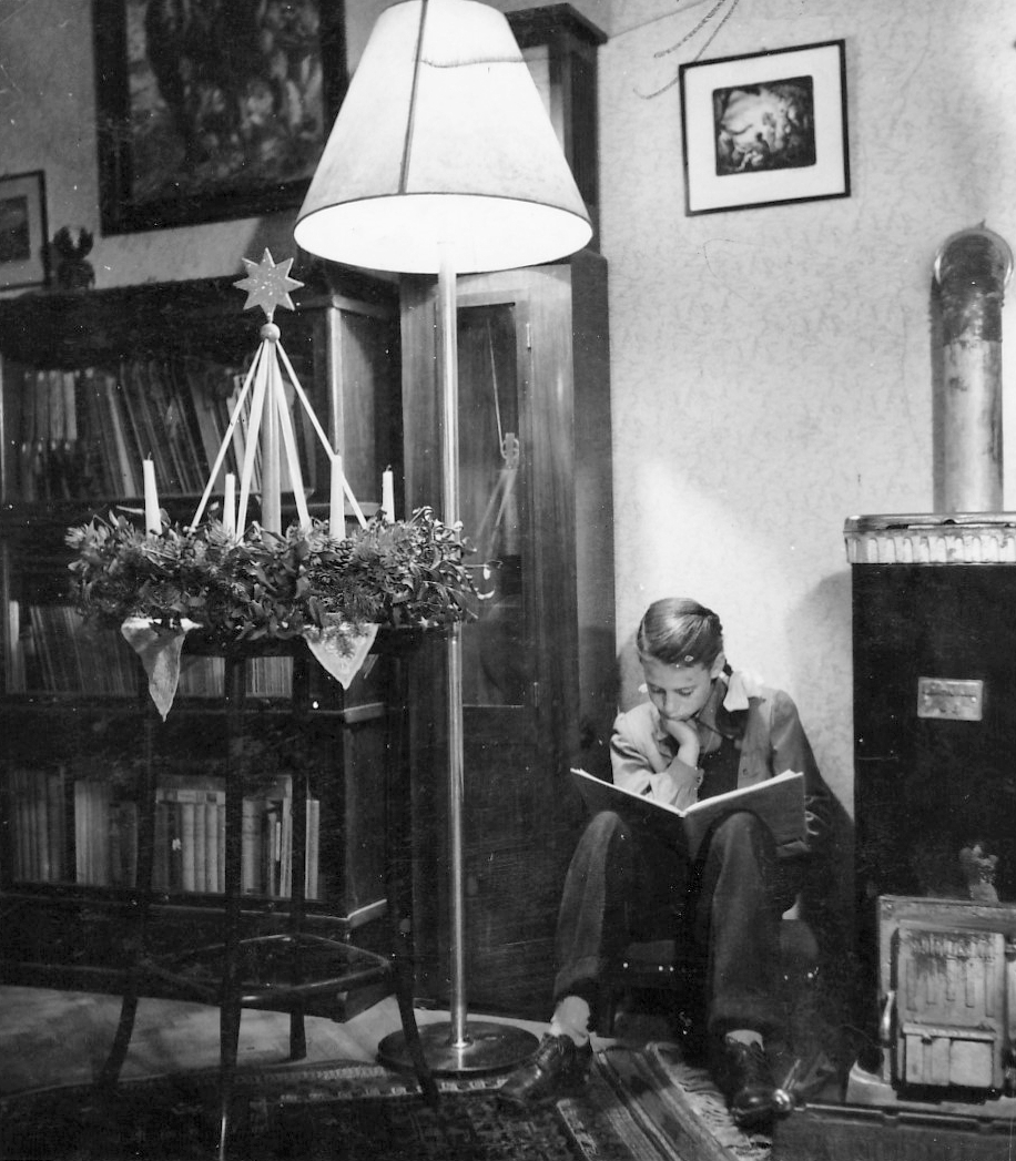 1954, Kieselbach Tamás, stove, reading, advent wreath, Fortepan #210901