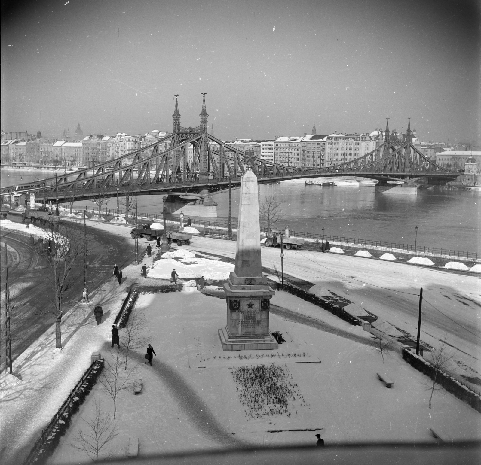 Magyarország, Budapest XI., Szent Gellért tér a Szabadság híd felé nézve, előtérben a szovjet hősi emlékmű., 1955, Kotnyek Antal, Budapest, látkép, szovjet emlékmű, híd, Fortepan #210905