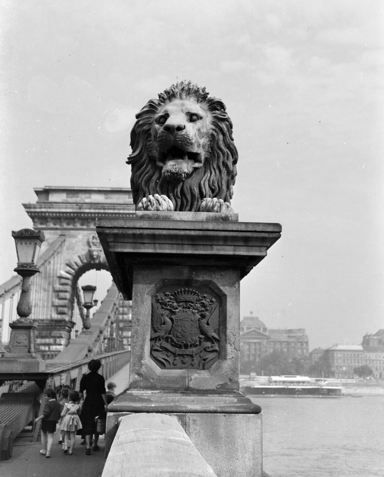 Magyarország, Budapest I., a Széchenyi Lánchíd budai hídfője, háttérben jobbra a mai Belügyminisztérium épülete., 1955, Kotnyek Antal, Budapest, címer, gázlámpa, kőoroszlán, Fortepan #210909