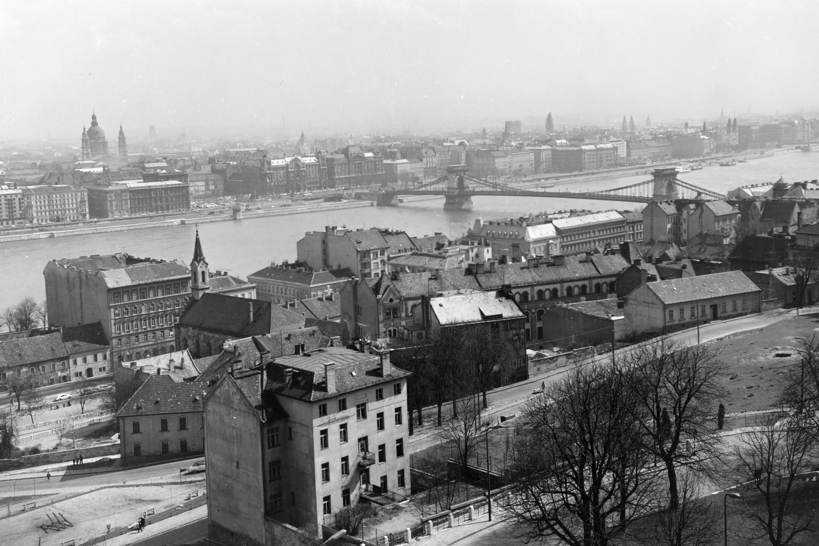Magyarország, Budapest I.,Budapest V., kilátás a Halászbástyáról a Széchenyi Lánchíd és a Belváros felé., 1965, Kotnyek Antal, Duna, Budapest, függőhíd, William Tierney Clark-terv, Fortepan #210911