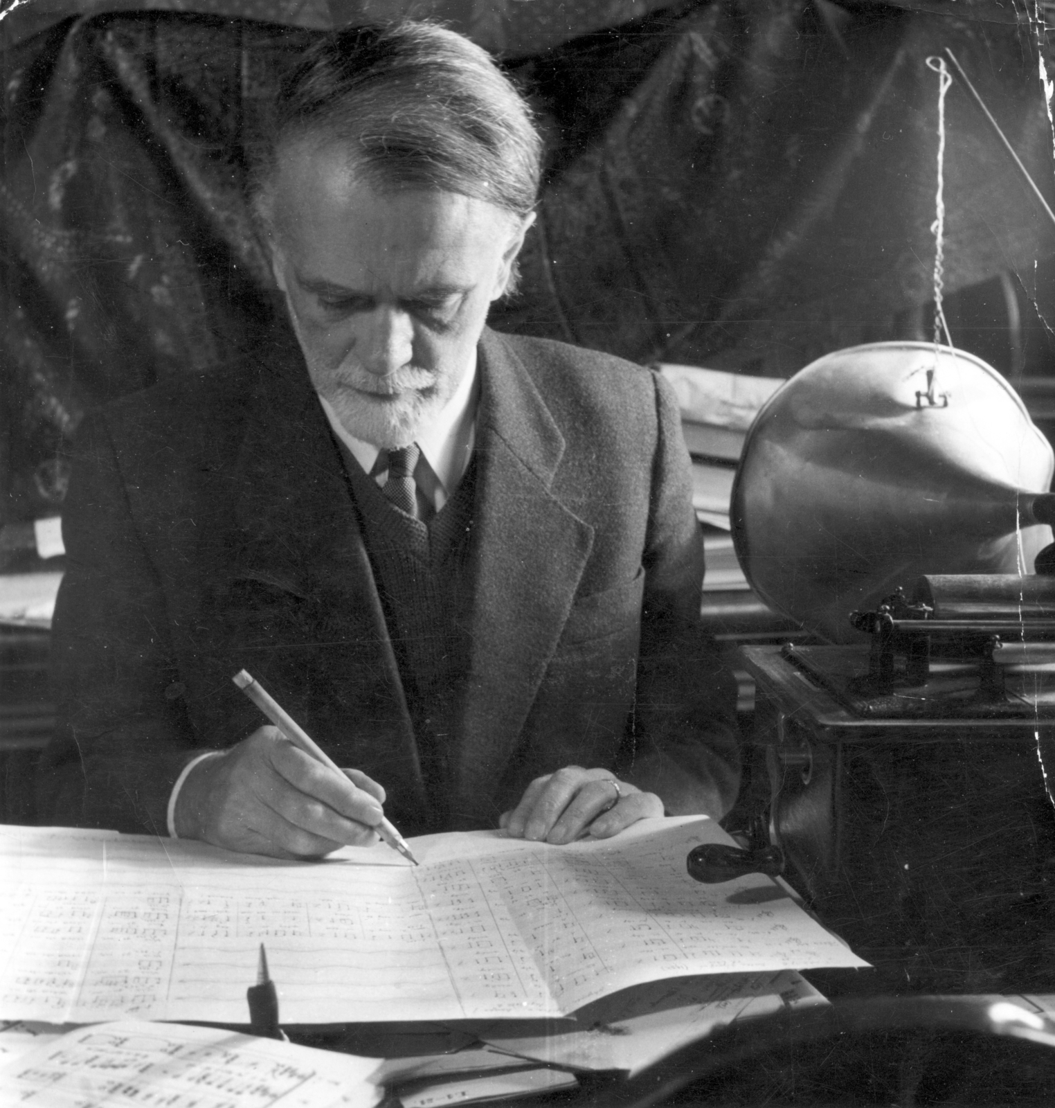 Magyarország, Budapest VI., Andrássy (Sztálin) út 87-89. számú ház, Kodály Zoltán a Köröndre néző földszinti otthonában., 1952, Kutas Anna, gramofon, Kodály Zoltán-ábrázolás, Budapest, Fortepan #210927