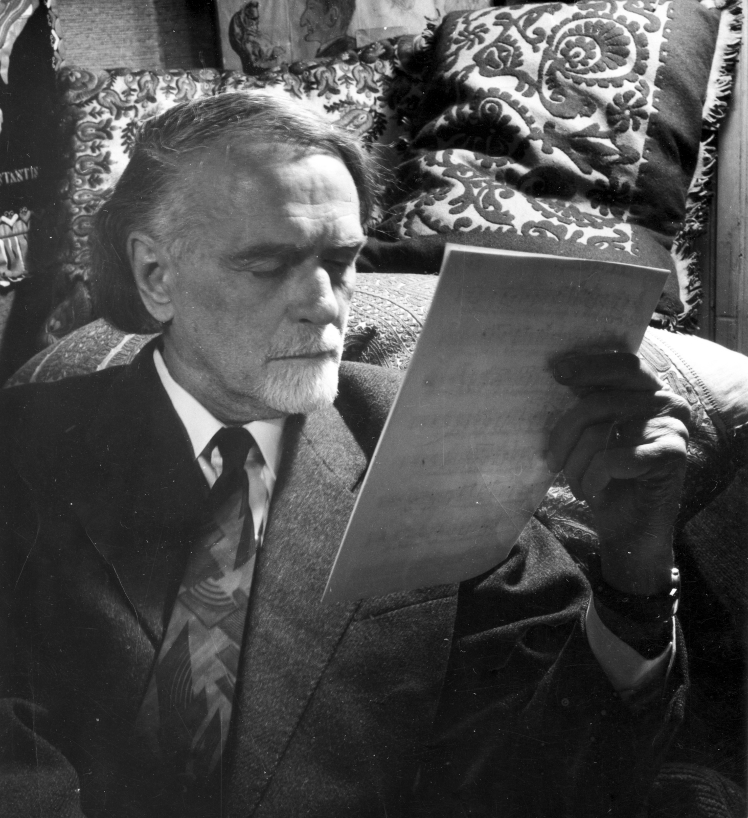 Magyarország, Budapest VI., Andrássy (Sztálin) út 87-89. számú ház, Kodály Zoltán a Köröndre néző földszinti otthonában., 1952, Kutas Anna, kotta, díszpárna, Kodály Zoltán-ábrázolás, Budapest, Fortepan #210928