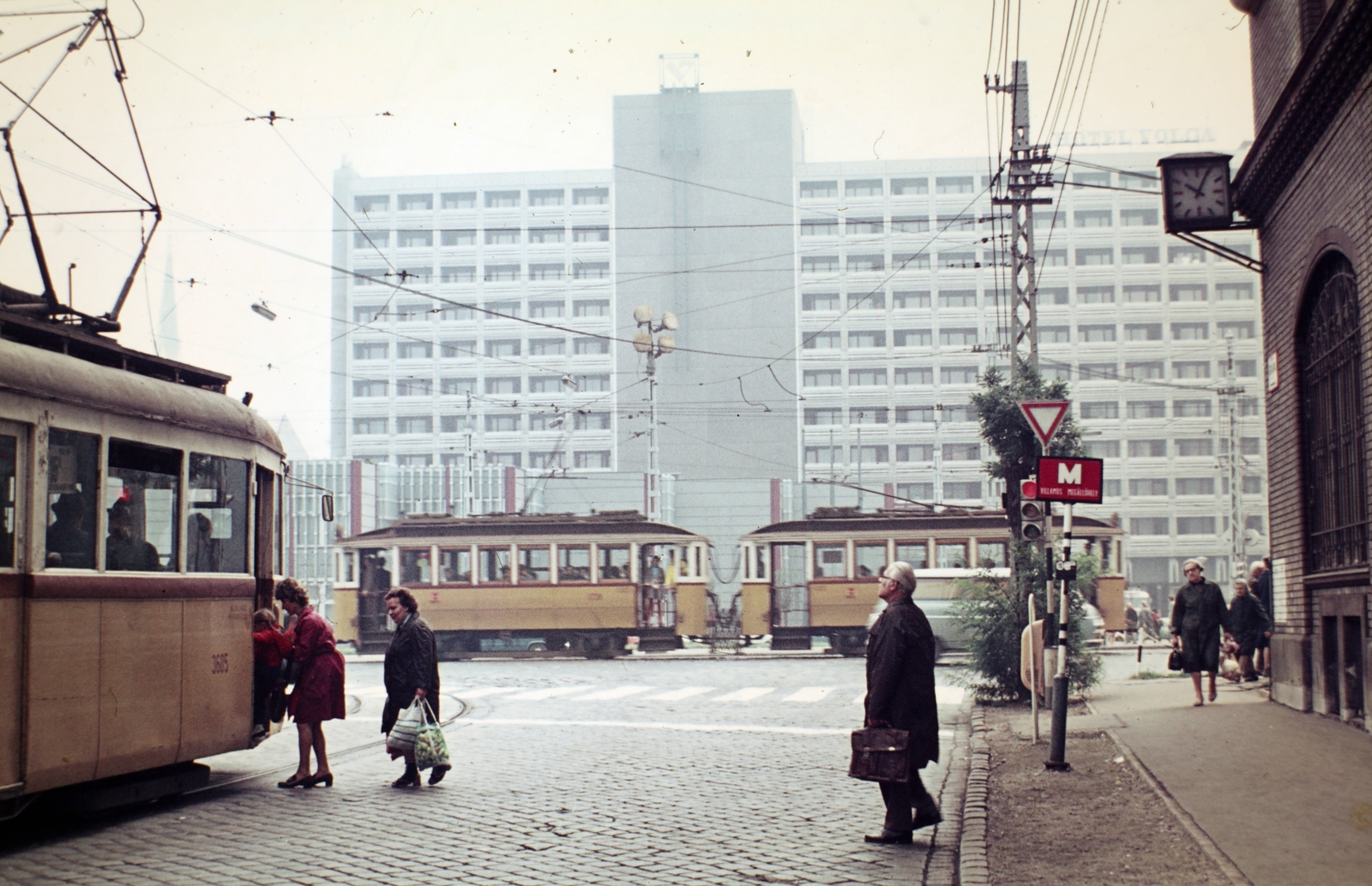 Magyarország, Budapest XIII., Dráva utca, szemben a Váci út, háttérben a Volga szálló., 1971, Lajtai László, színes, villamos, Budapest, Fortepan #210945