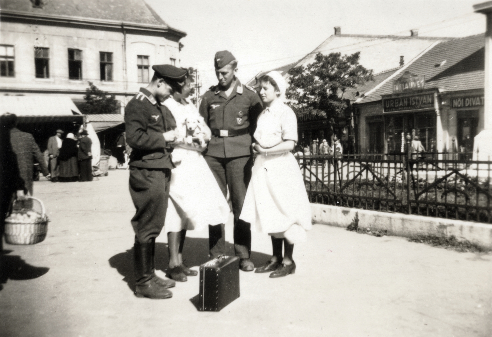 Hungary, Szolnok, Kossuth tér, balra a Steiner-ház, a kép jobb szélén a 68. Jászkun Gyalogezred emlékoszlopának részlete látszik., 1941, Lajtai László, suitcase, Fortepan #210947