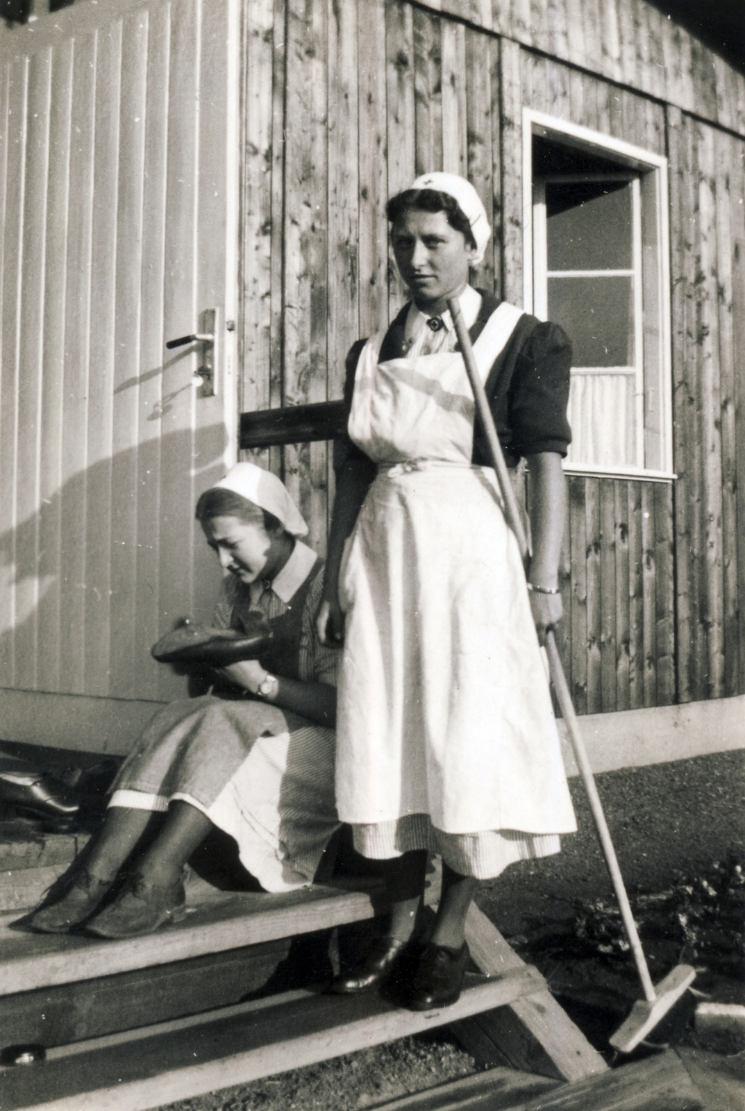 Hungary, Szolnok, 1941, Lajtai László, shoe polishing, cleaning, nurse, Fortepan #210948