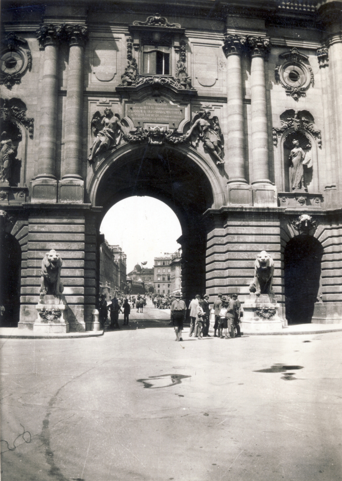 Hungary, Budapest I., a Királyi Palota (később Budavári Palota) Nagy udvara, az Oroszlános Kapun túl a Hunyadi udvar., 1941, Lajtai László, Budapest, Fortepan #210950