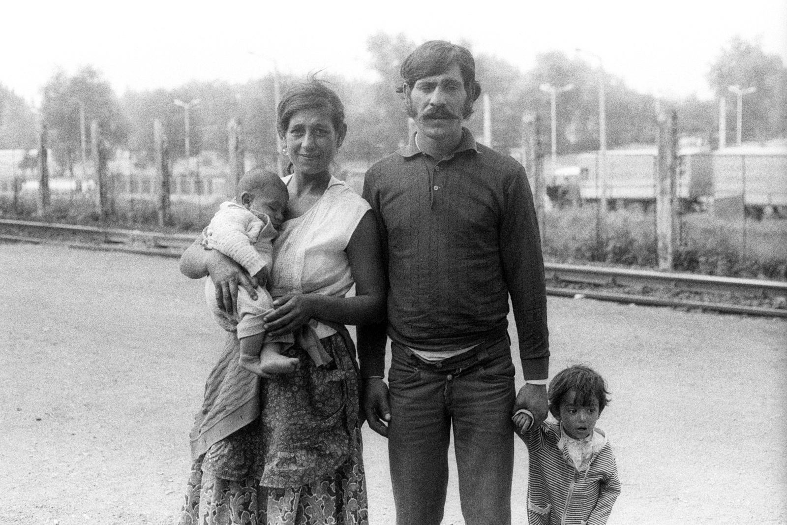 Magyarország, Budapest X., a felvétel a Kőbánya felső vasútállomáson készült, háttérben az Albertirsai (Dobi István) út., 1980, Makovecz Benjamin, Budapest, család, cigányság, Fortepan #210971
