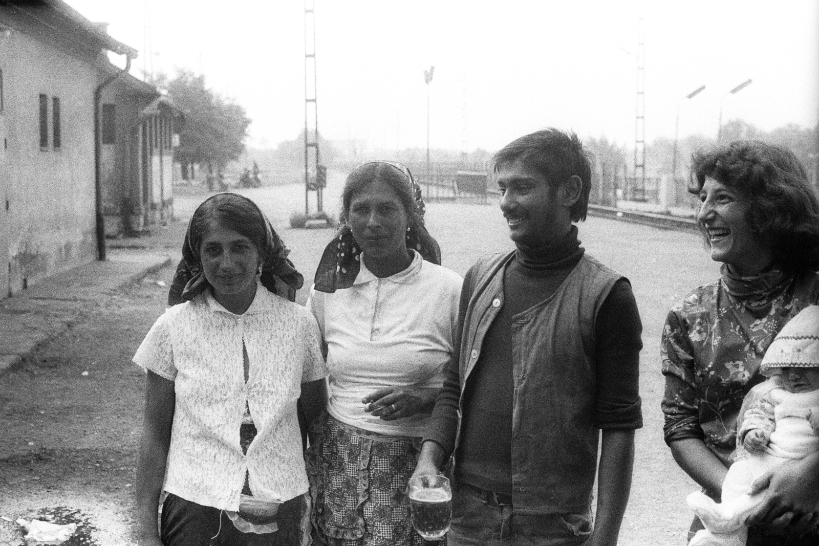 Magyarország, Budapest X., a felvétel a Kőbánya felső vasútállomáson készült, jobbra a háttérben az Albertirsai (Dobi István) út., 1980, Makovecz Benjamin, Budapest, söröskorsó, cigányság, fejkendő, sör, babos kendő, Fortepan #210972