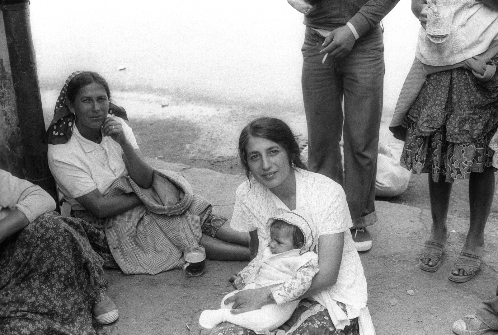 Magyarország, Budapest X., a felvétel a Kőbánya felső vasútállomáson készült., 1980, Makovecz Benjamin, Budapest, söröskorsó, tornacipő, cigányság, fejkendő, babos kendő, Fortepan #210973