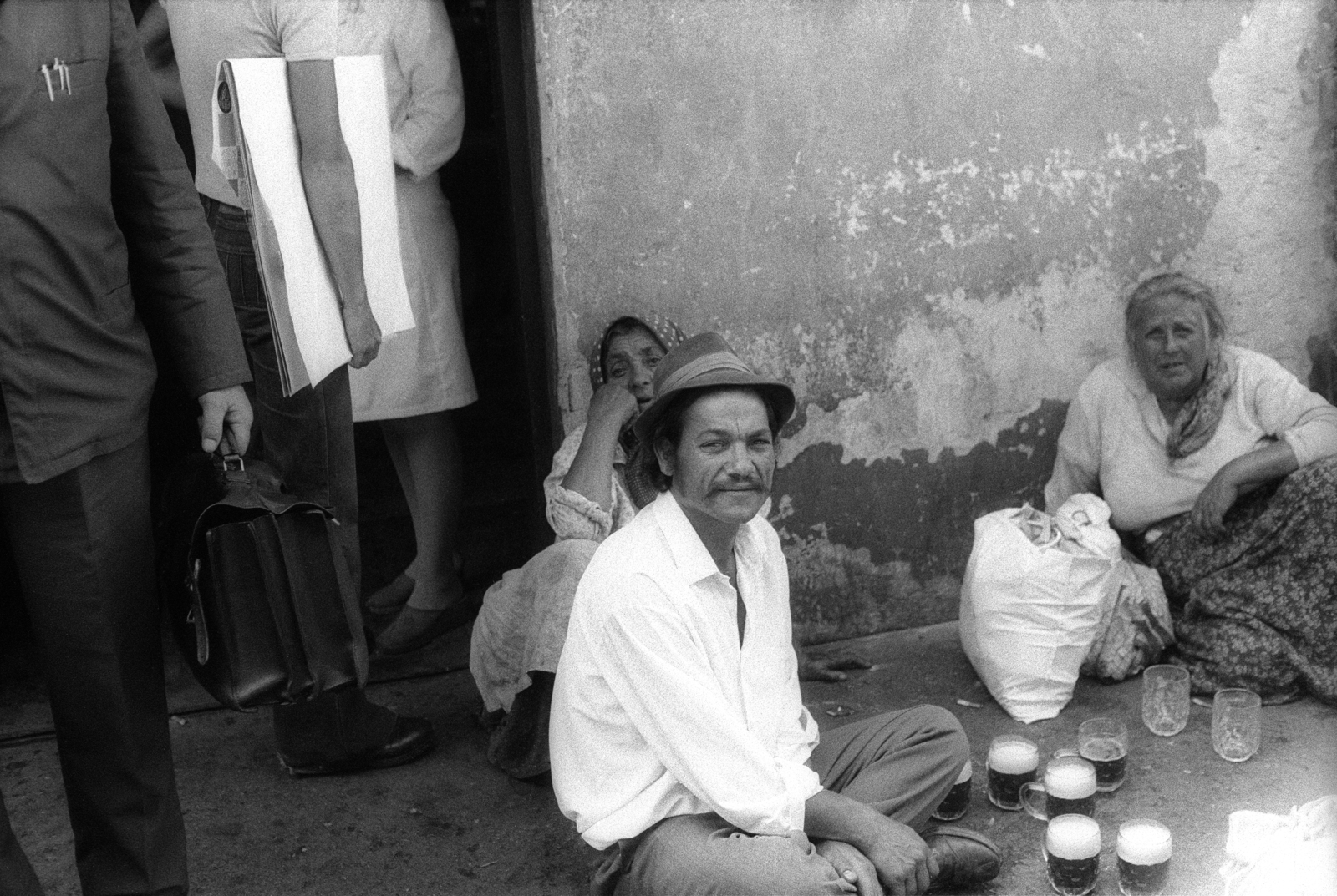 Magyarország, Budapest X., a felvétel a Kőbánya felső vasútállomáson készült., 1980, Makovecz Benjamin, Budapest, söröskorsó, cigányság, fejkendő, sör, kalap, Fortepan #210974