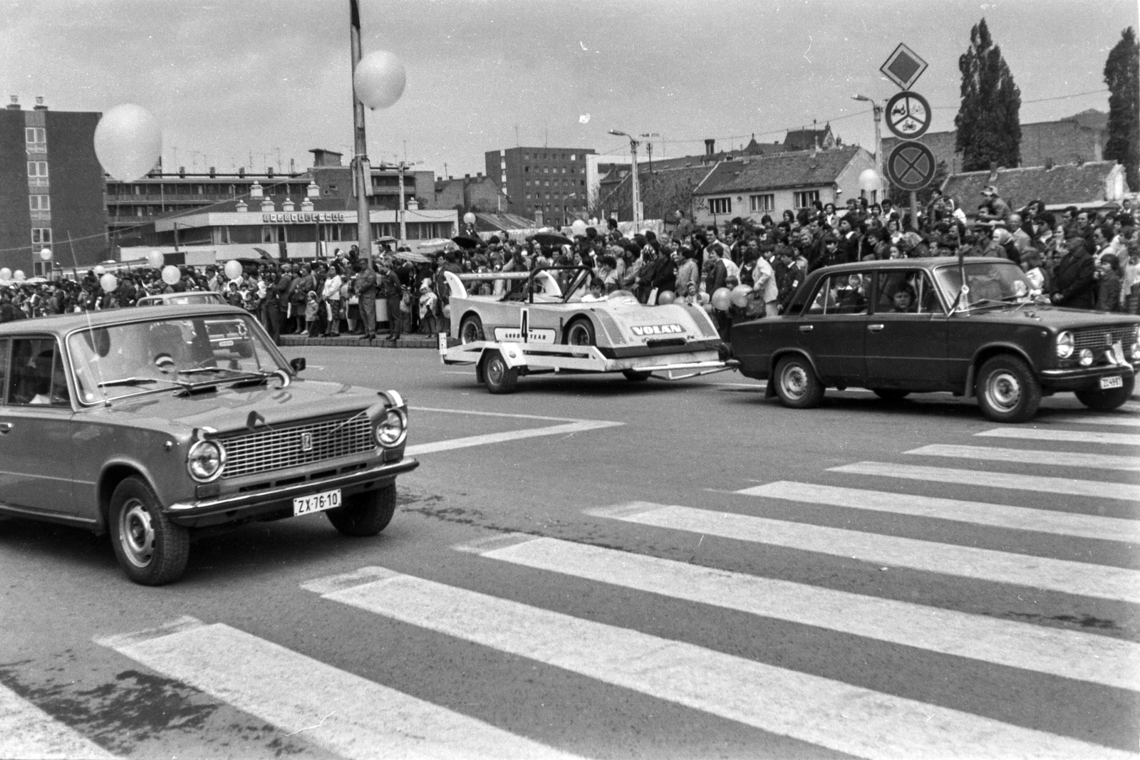 Hungary, Pécs, Nagy Lajos király útja, háttérben az Ifjúsági Ház (később a Pécsi Ifjúsági Központ része)., 1984, Maróti Zoltán, number plate, crosswalk, car race, Fortepan #210980