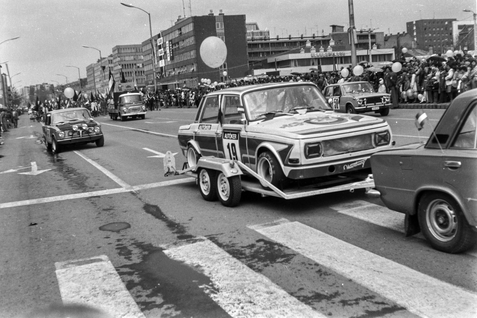 Magyarország, Pécs, Nagy Lajos király útja, háttérben az Ifjúsági Ház (később a Pécsi Ifjúsági Központ része)., 1984, Maróti Zoltán, Wartburg 353, autószállító, autóverseny, Fortepan #210981