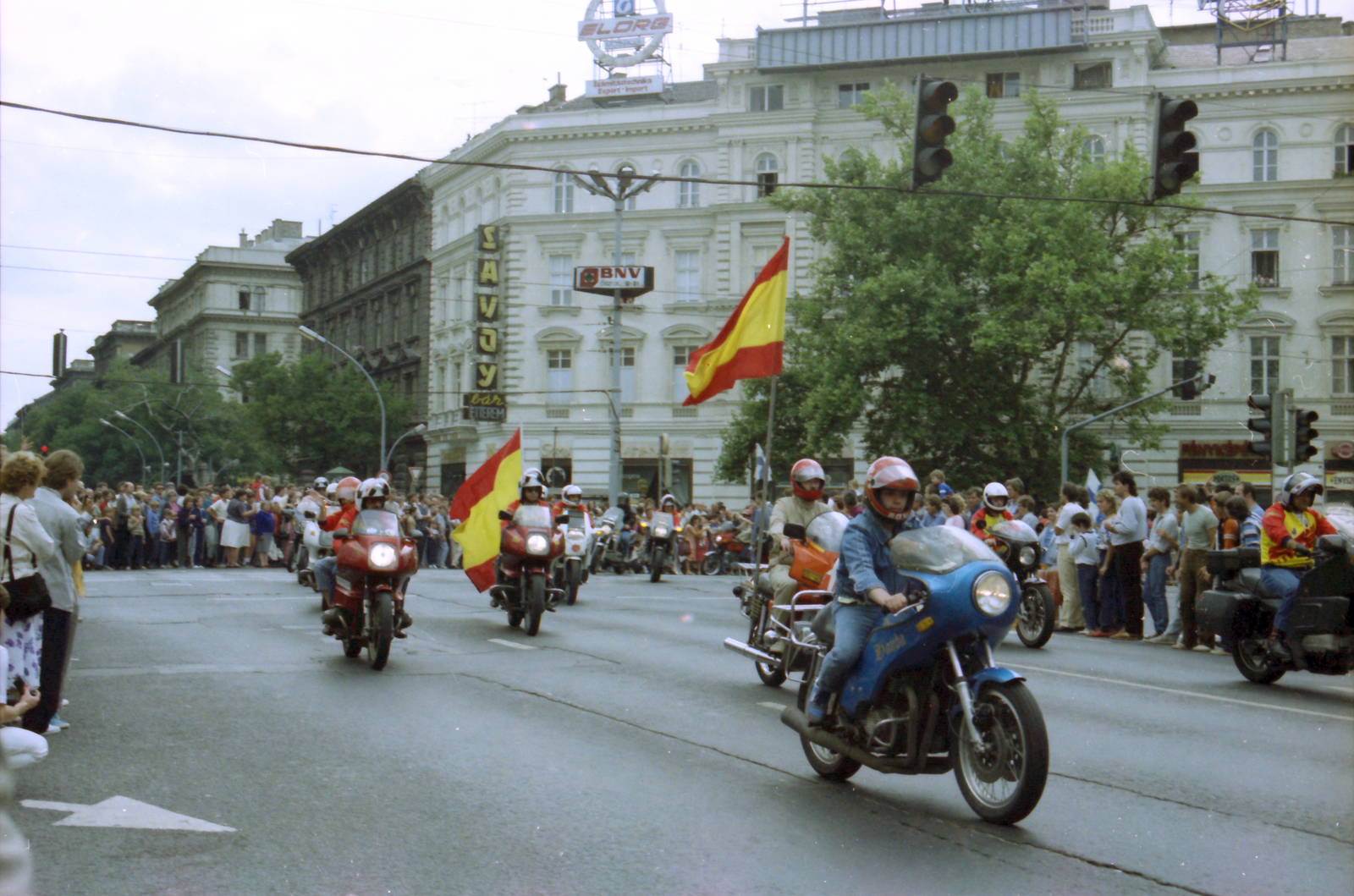 Hungary, Budapest VI., Oktogon (November 7. tér), a 41. FIM Rally (Fédération Internationale de Motocyclisme / Nemzetközi Motor Szövetség) résztvevőinek felvonulása., 1986, Pazurik László, Budapest, Fortepan #211018