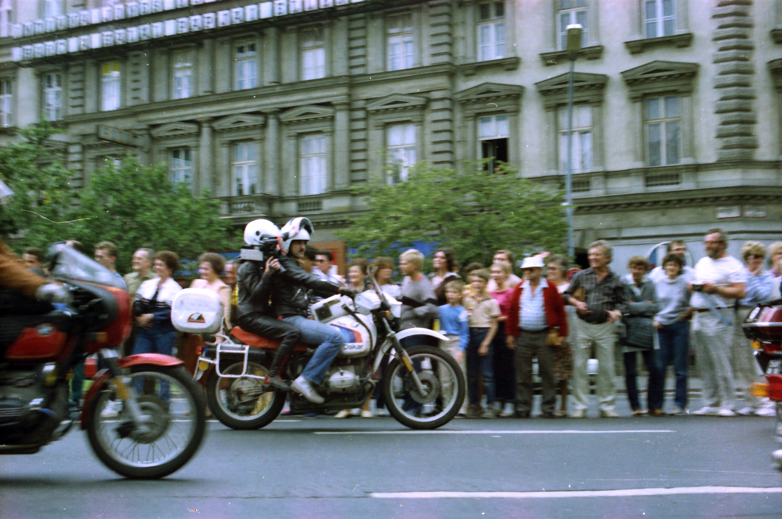 Hungary, Budapest VI., Oktogon (November 7. tér), a 41. FIM Rally (Fédération Internationale de Motocyclisme / Nemzetközi Motor Szövetség) résztvevőinek felvonulása., 1986, Pazurik László, Budapest, Fortepan #211019